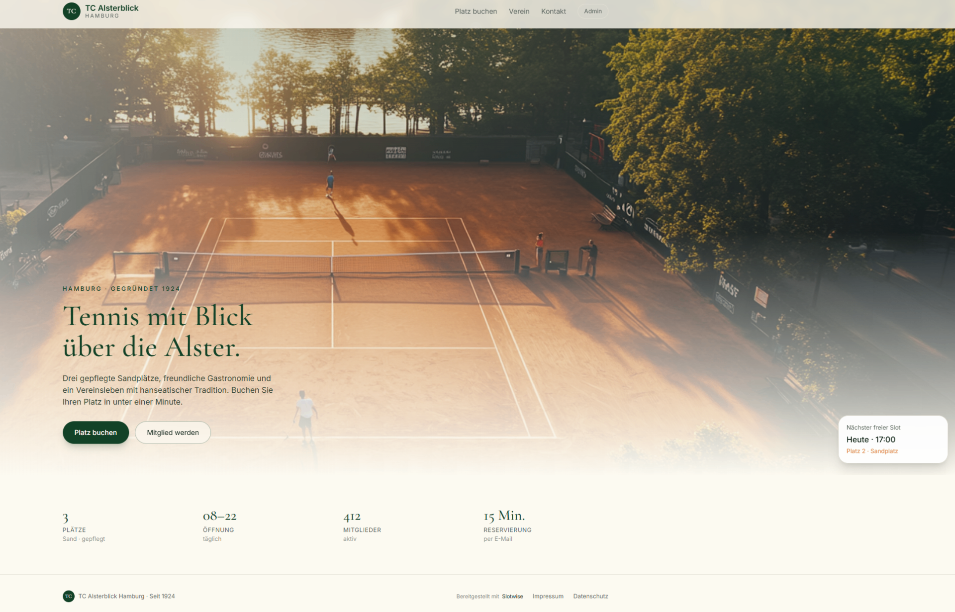 Beispiel-Vereinsseite eines Slotwise-Vereins mit Hero-Bild eines Sandplatzes